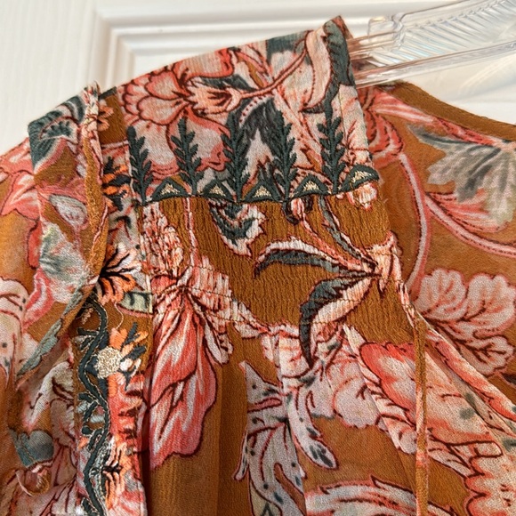 Women’s Top - Picture 2 of 6